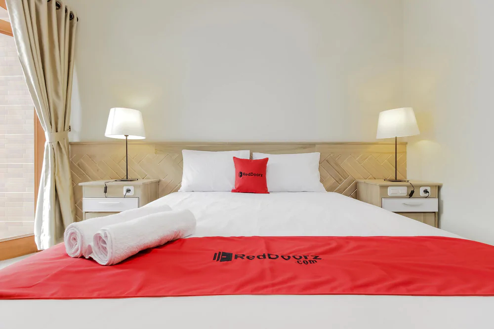 RedDoorz Premium Near Ragunan Zoo 2