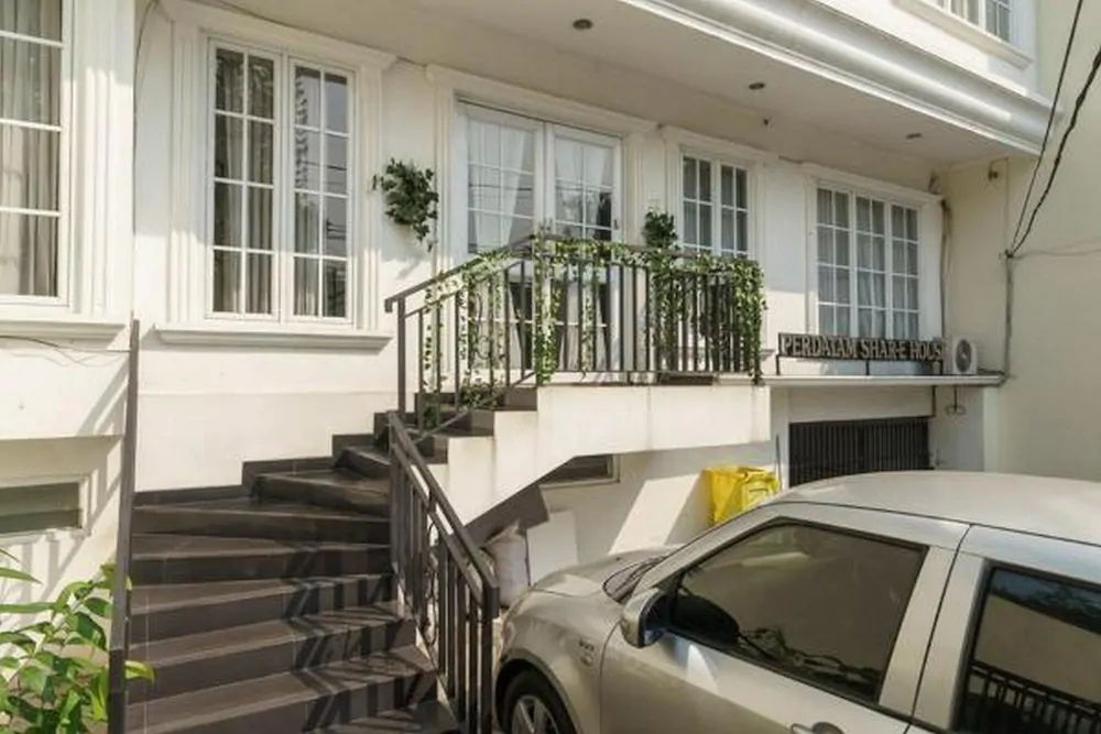 RedDoorz Syariah Plus Near Pancoran 2