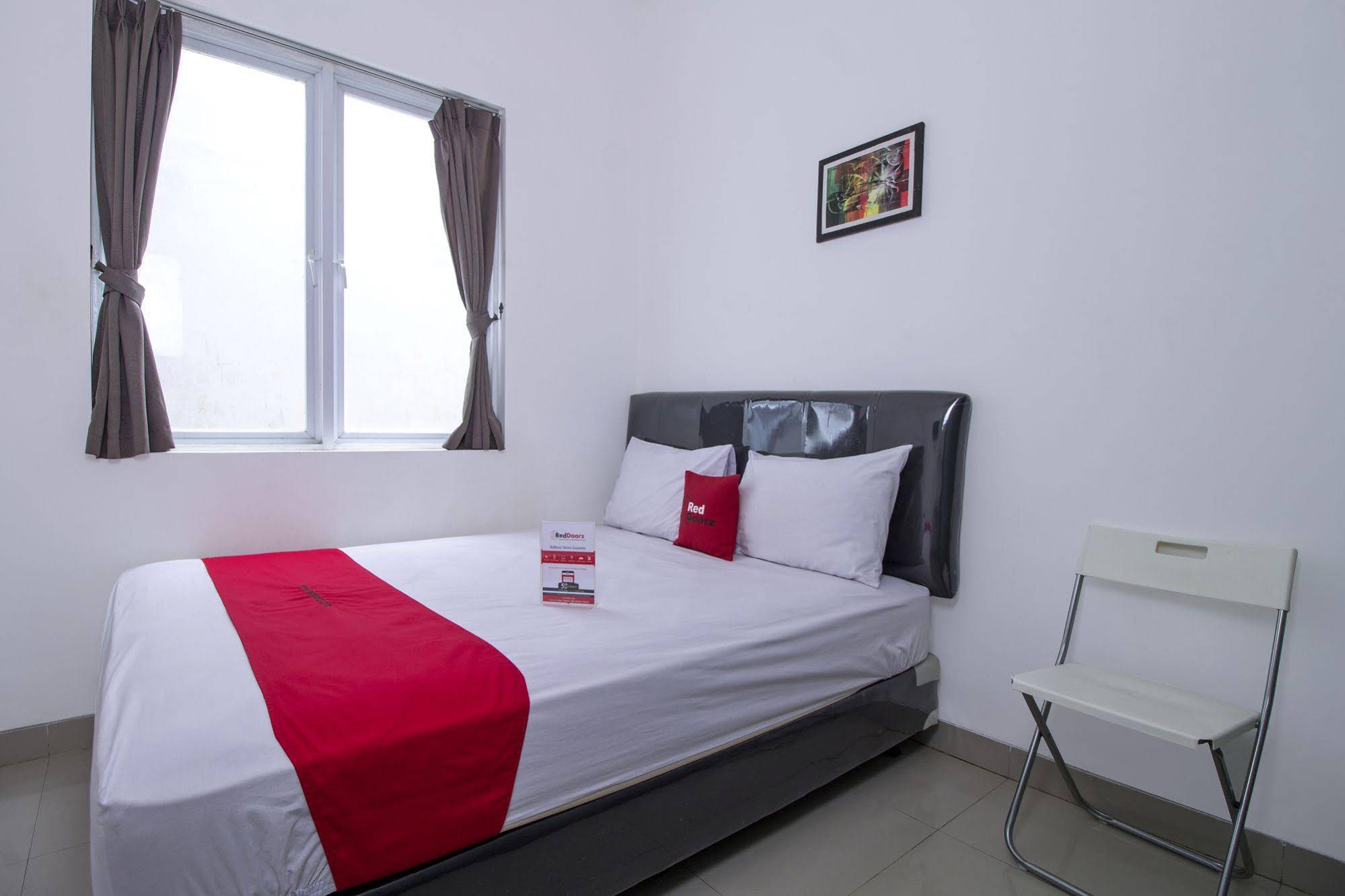 RedDoorz @ Taman Lebak Bulus