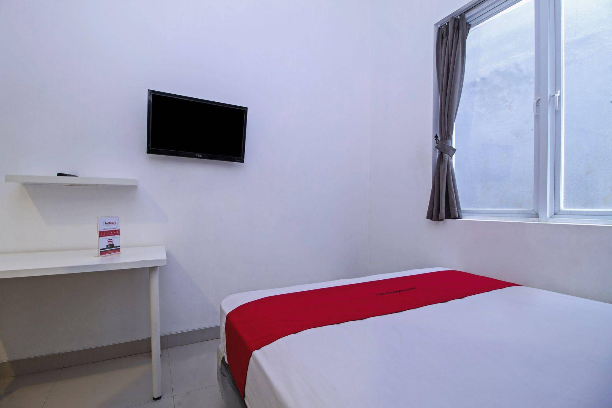 RedDoorz @ Taman Lebak Bulus