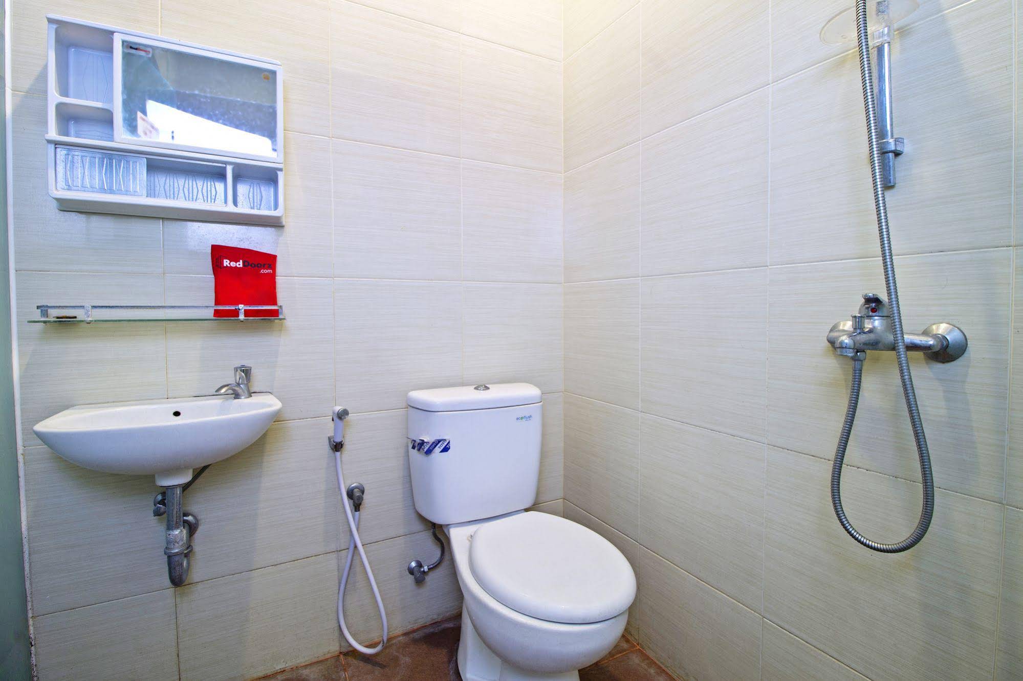 RedDoorz @ Taman Lebak Bulus