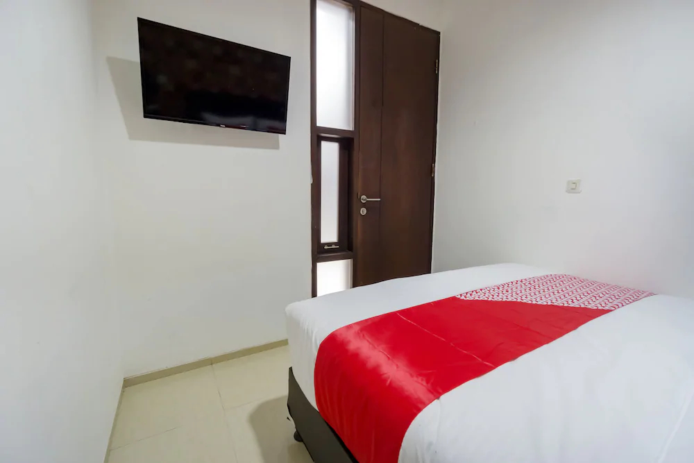 Residence Stasiun Tebet Syariah by OYO Rooms