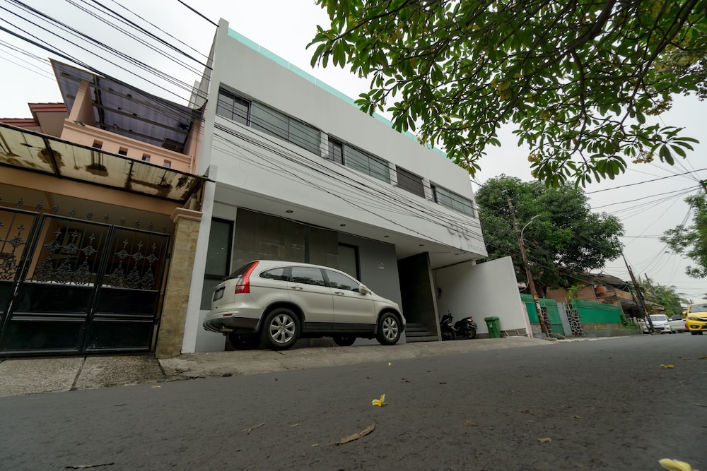 Residence Stasiun Tebet Syariah by OYO Rooms