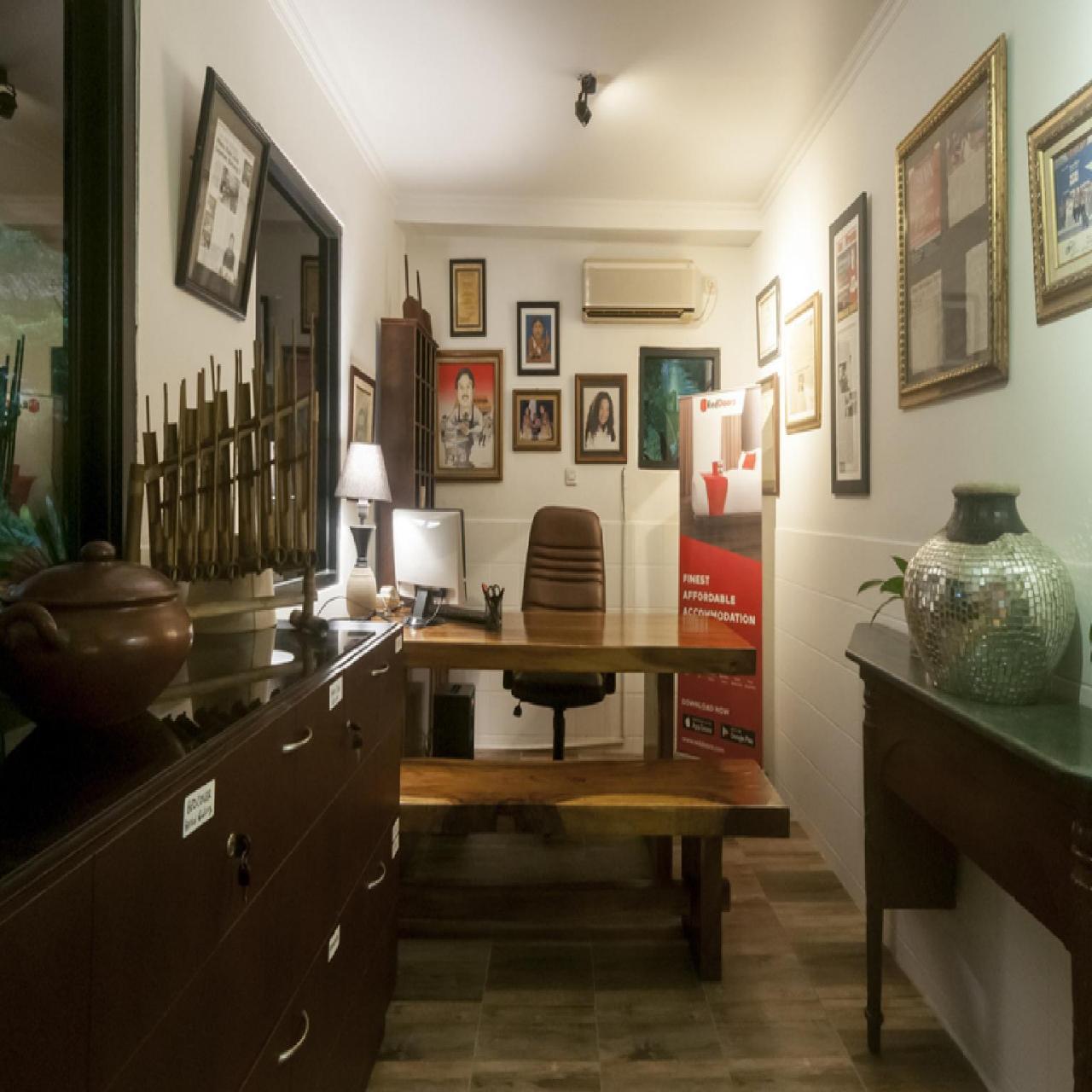 Roellie's Guest House by RedDoorz