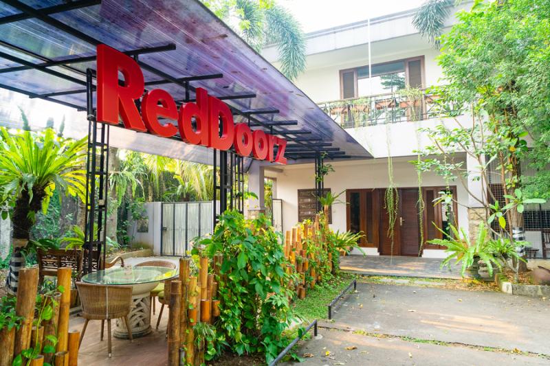 RedDoorz Plus Near One Belpark Mall Cilandak