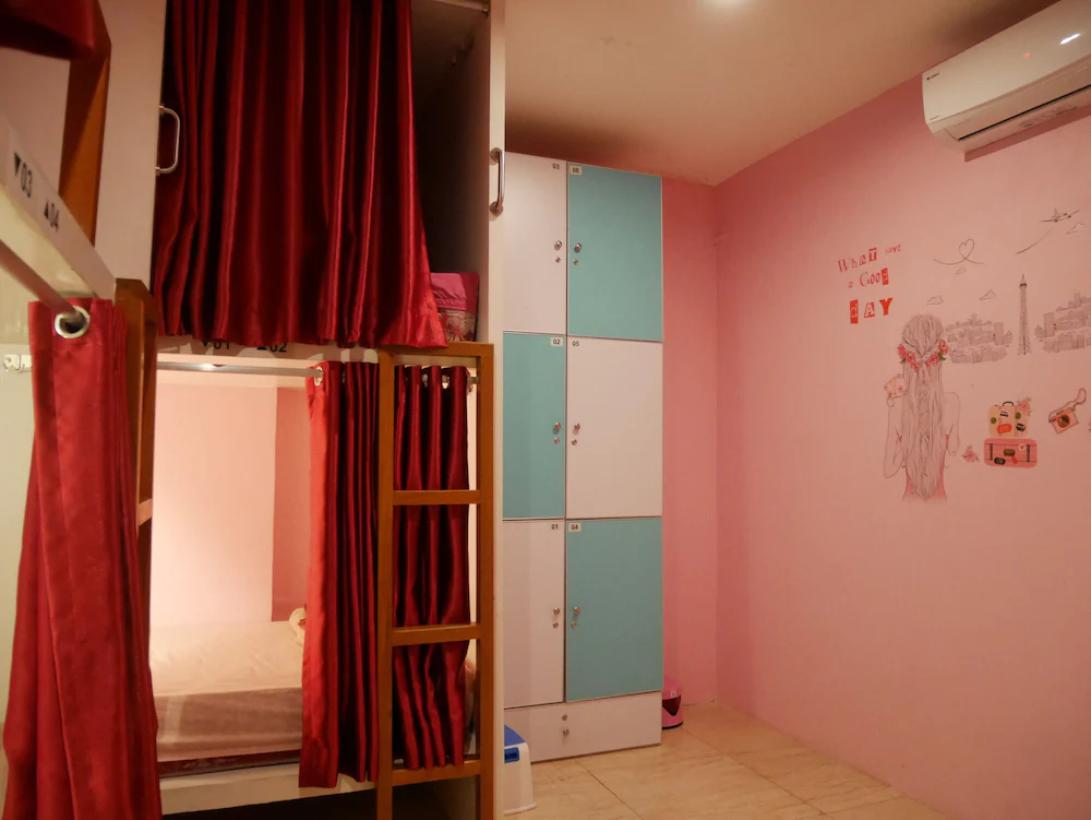 Sleepy Raccoon Hostel