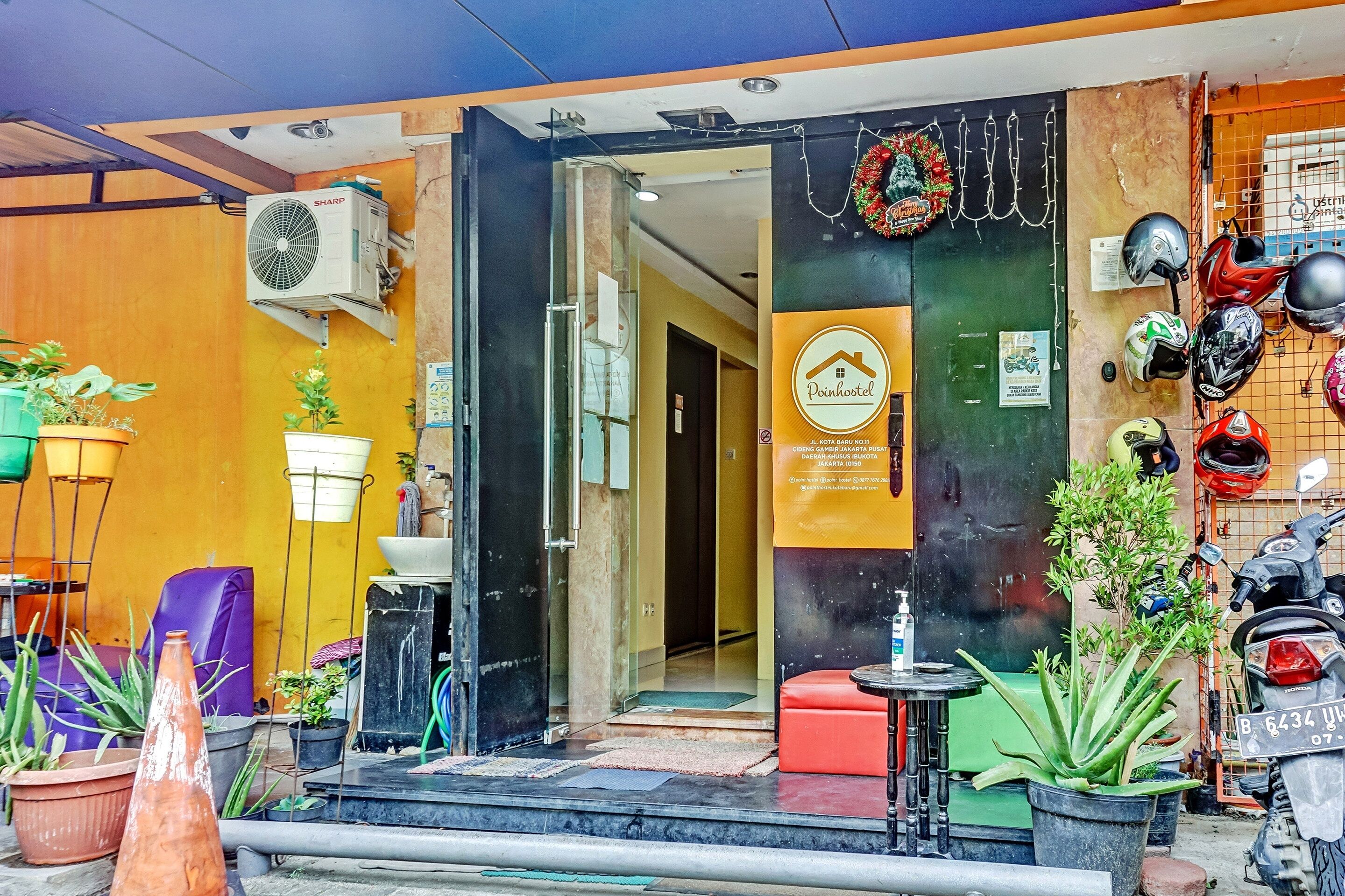 Super Oyo 90692 Point Hostel