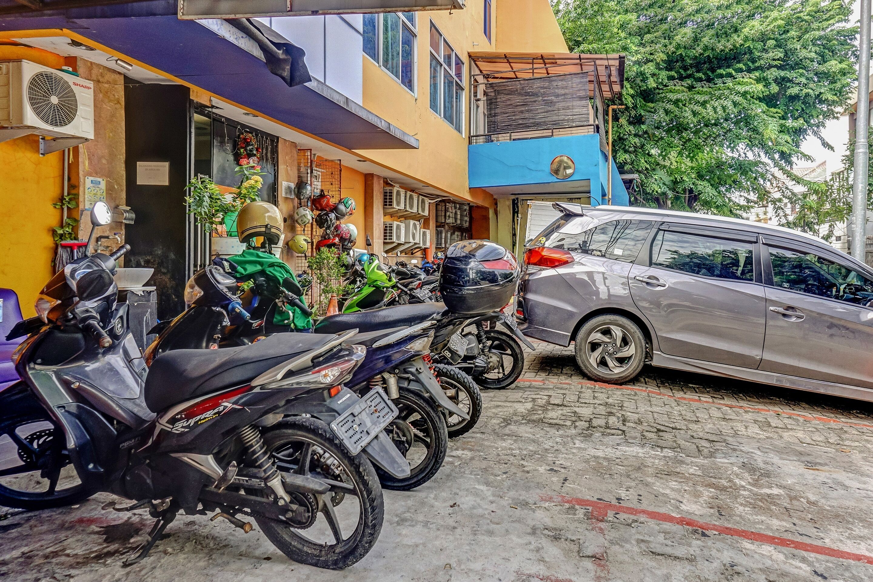 Super Oyo 90692 Point Hostel