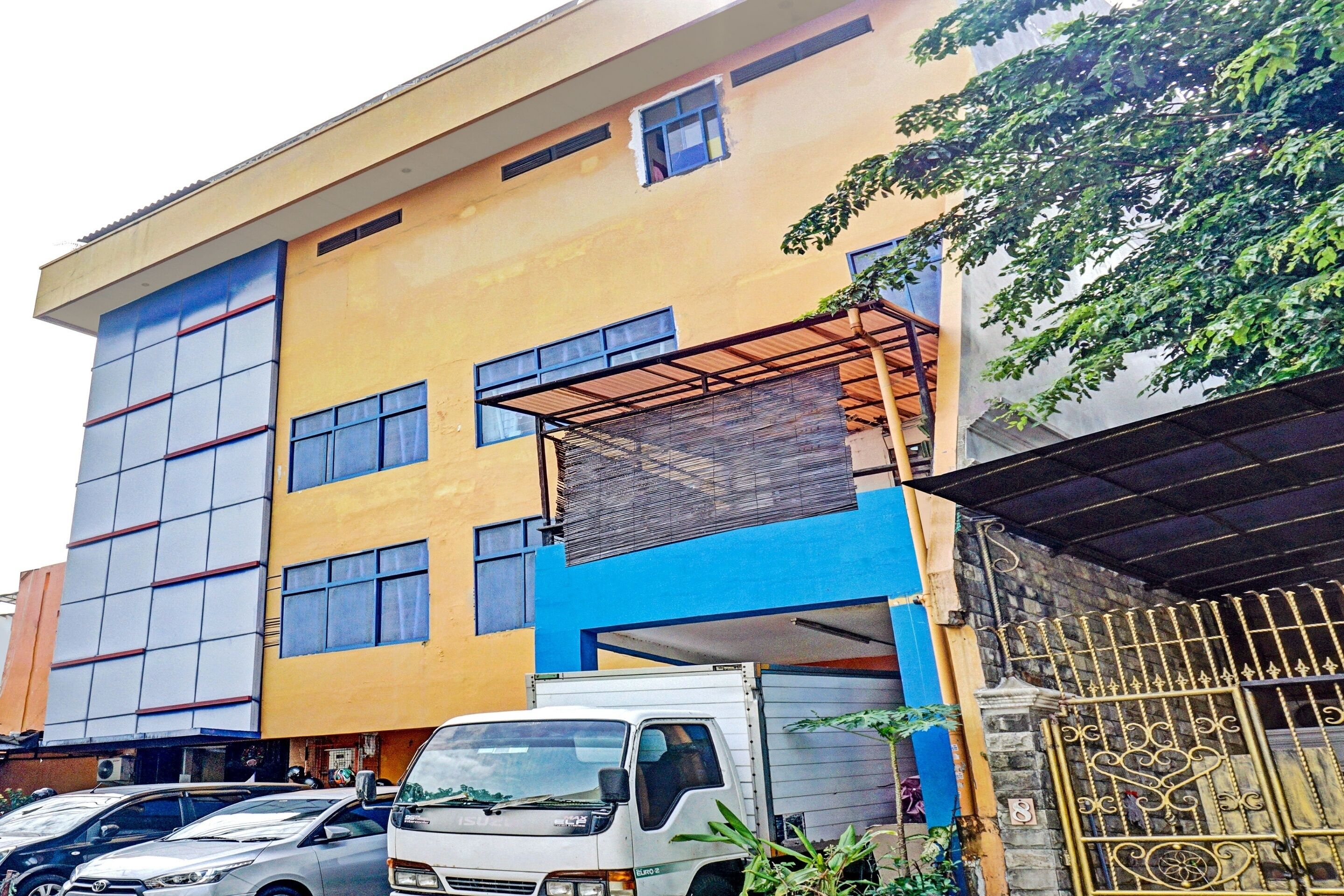 Super Oyo 90692 Point Hostel