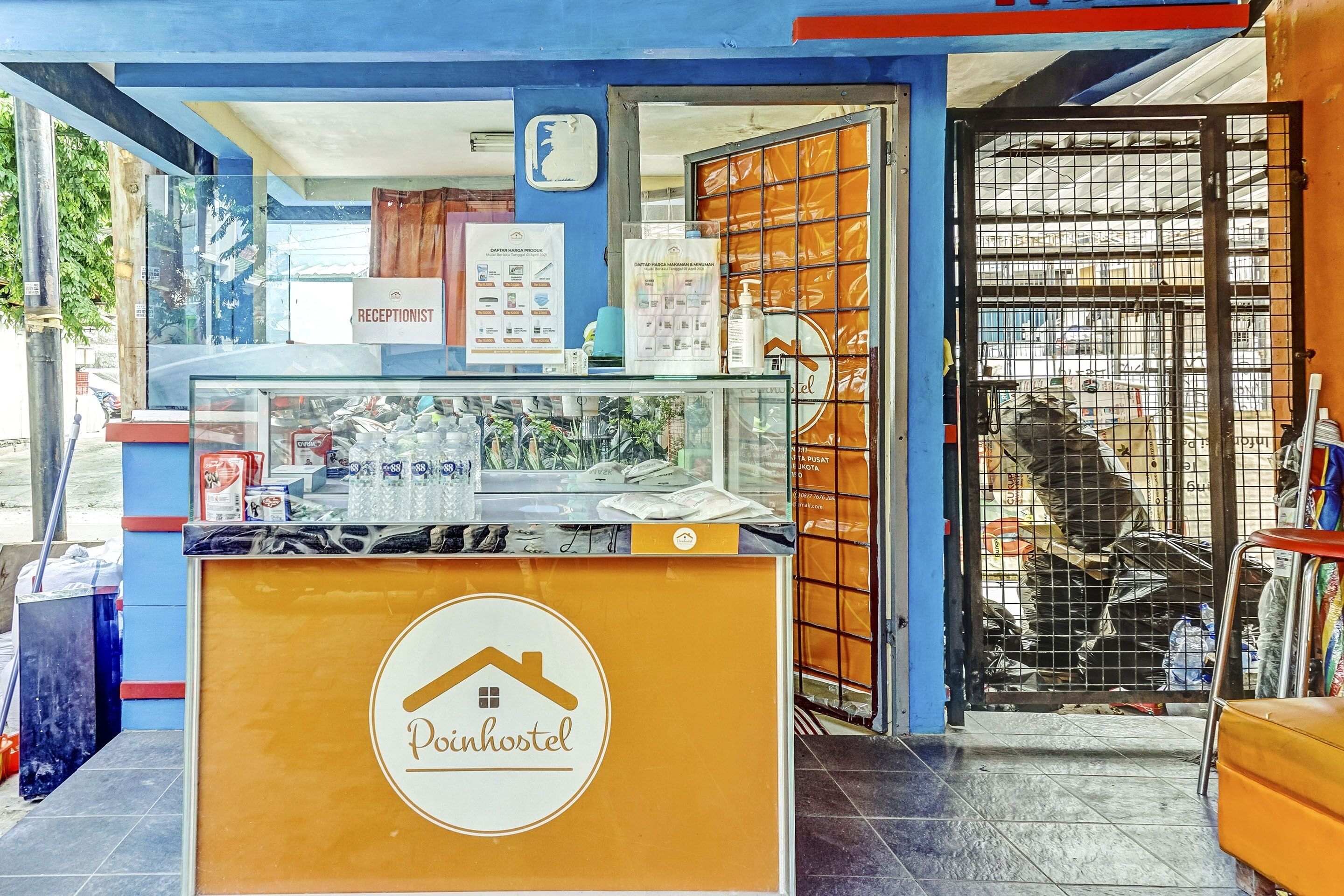 Super Oyo 90692 Point Hostel