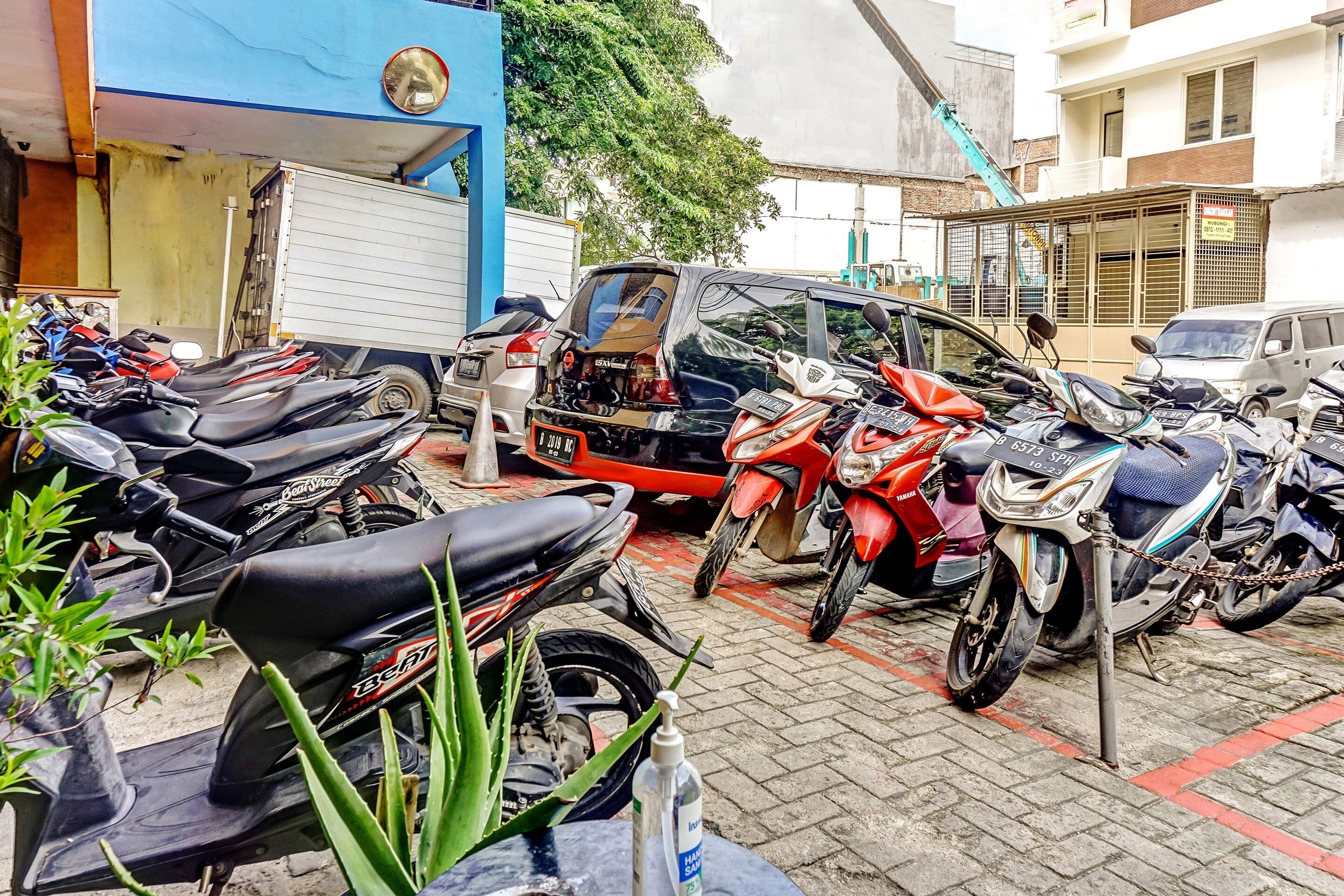 Super Oyo 90692 Point Hostel