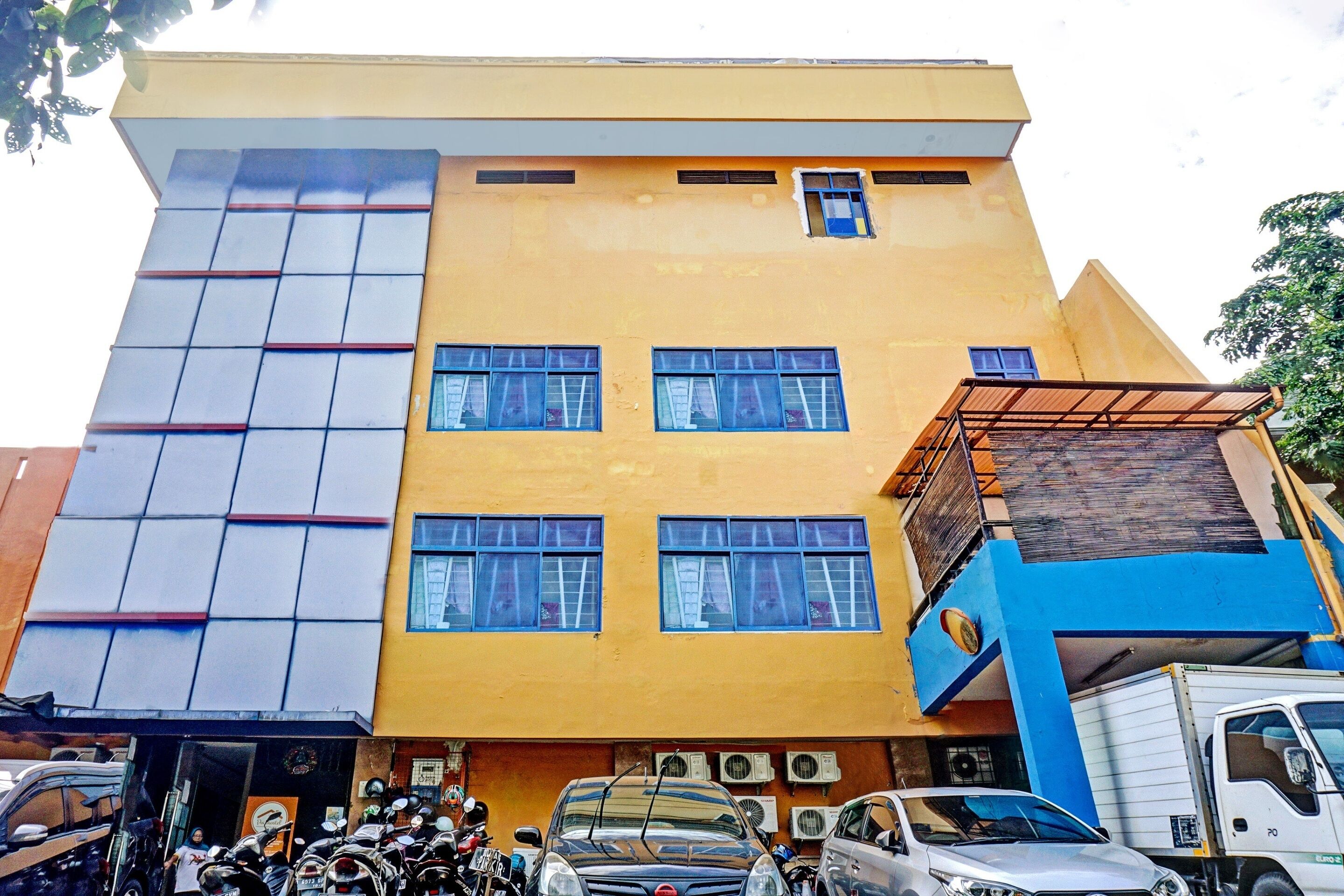 Super Oyo 90692 Point Hostel