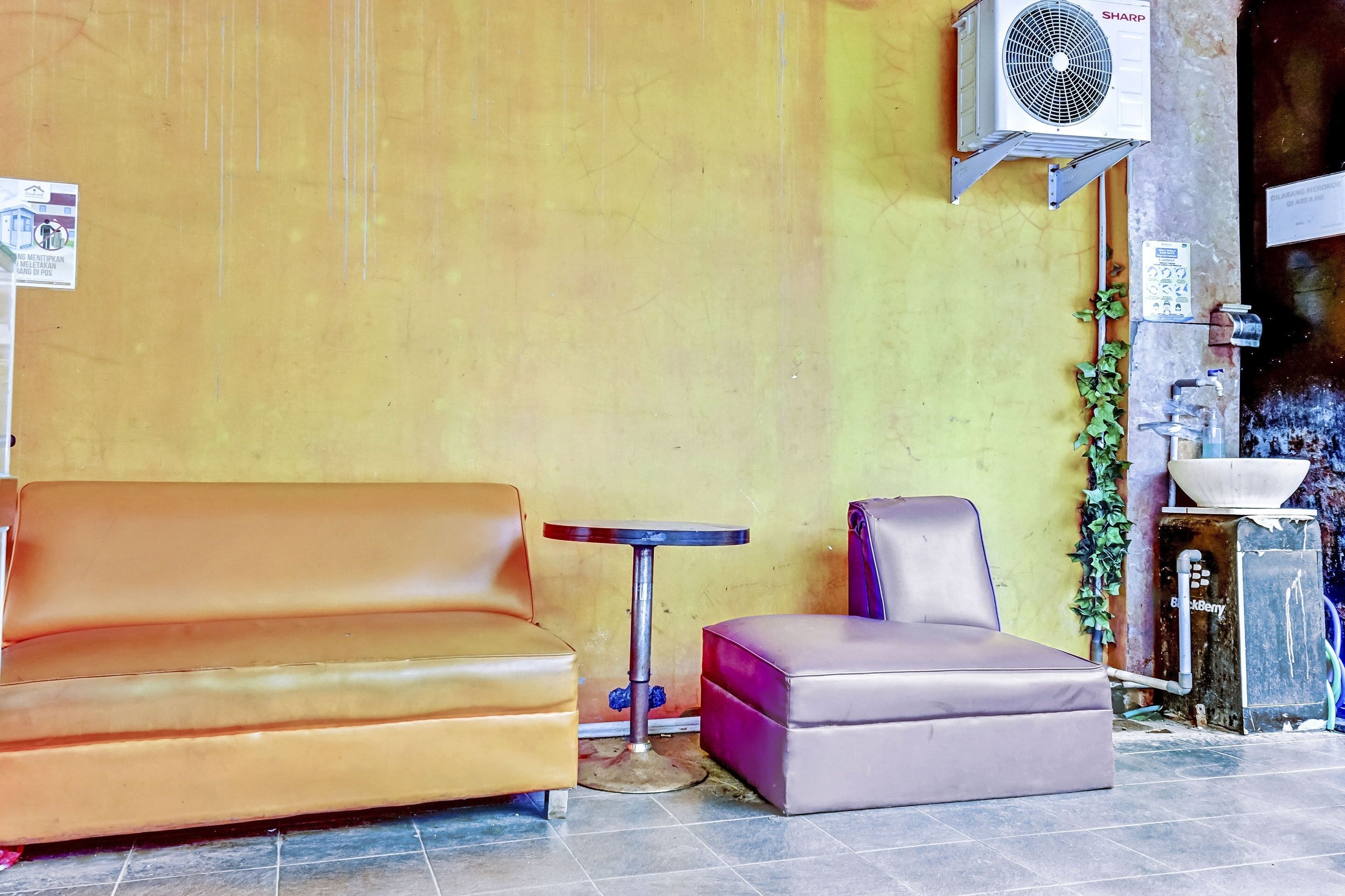 Super Oyo 90692 Point Hostel