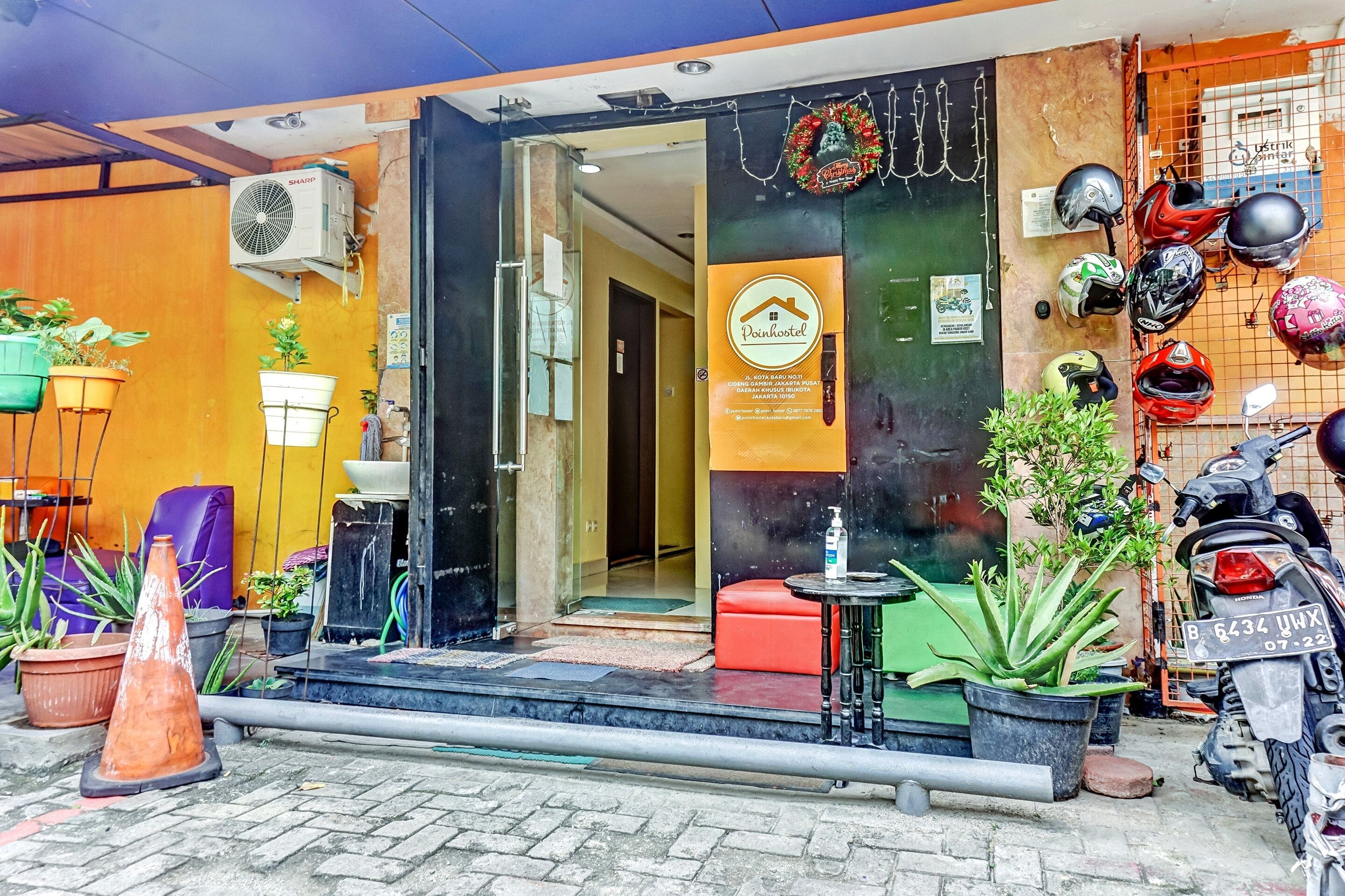 Super Oyo 90692 Point Hostel