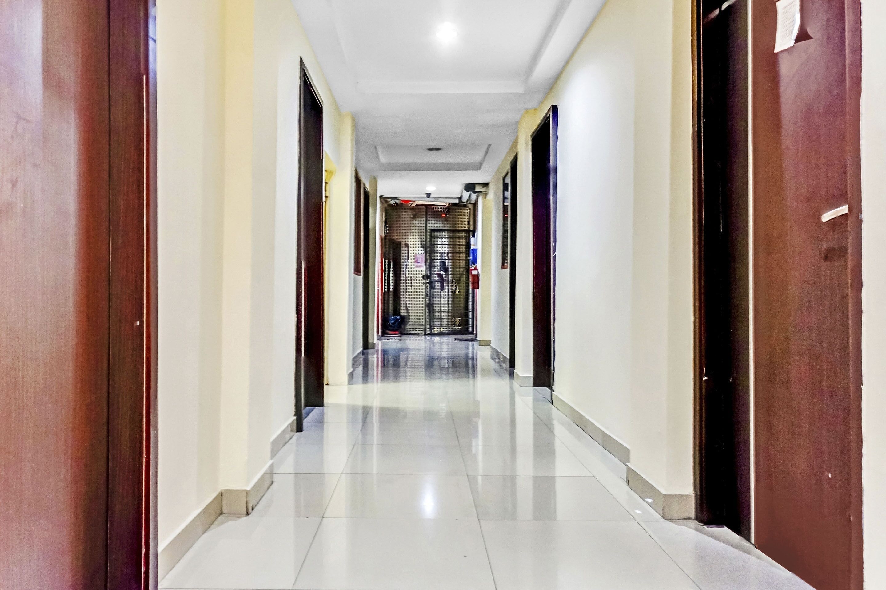 Super Oyo 90692 Point Hostel