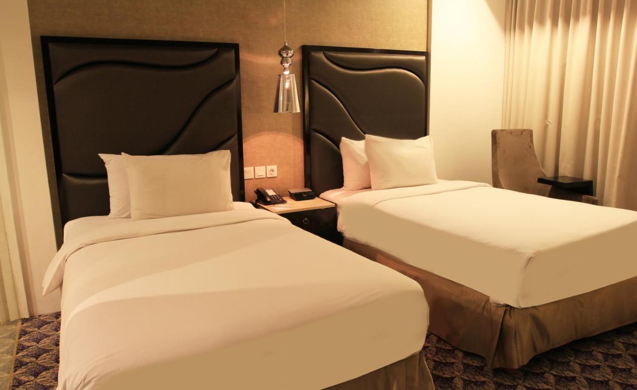 ASTON Bellevue Radio Dalam