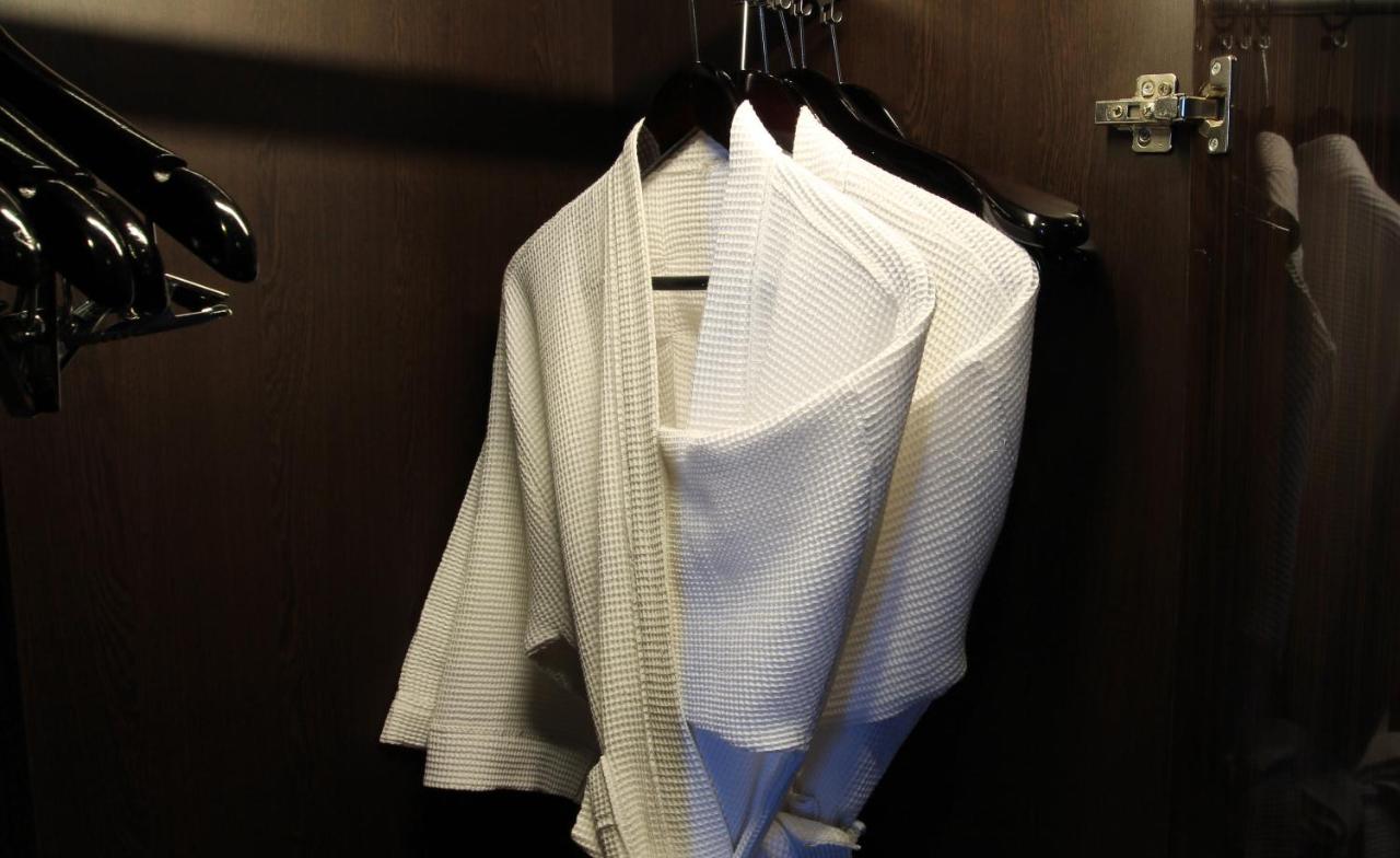 ASTON Bellevue Radio Dalam