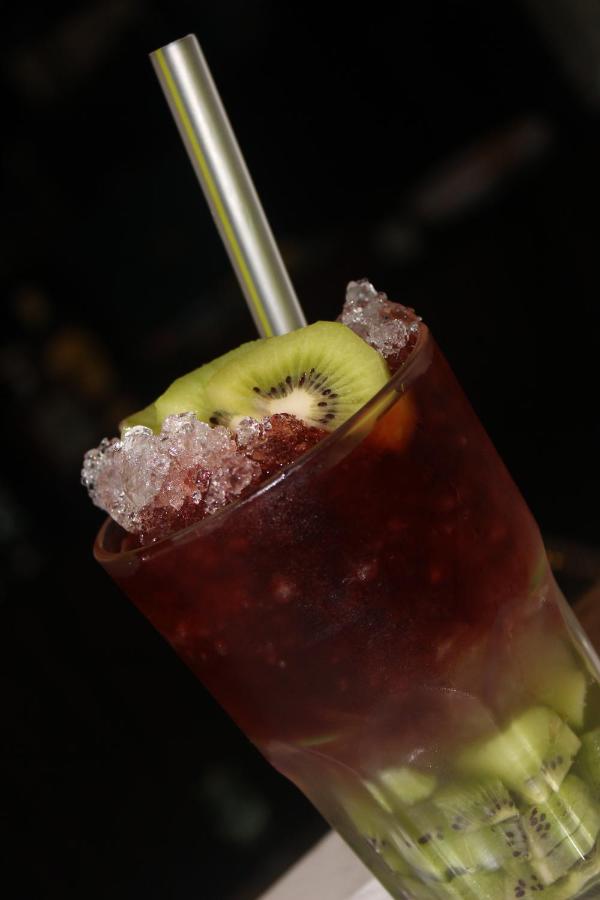 ASTON Bellevue Radio Dalam