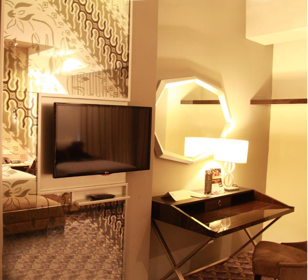 ASTON Bellevue Radio Dalam