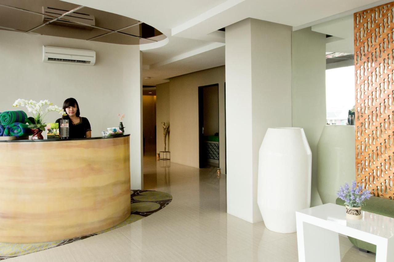 ASTON Bellevue Radio Dalam