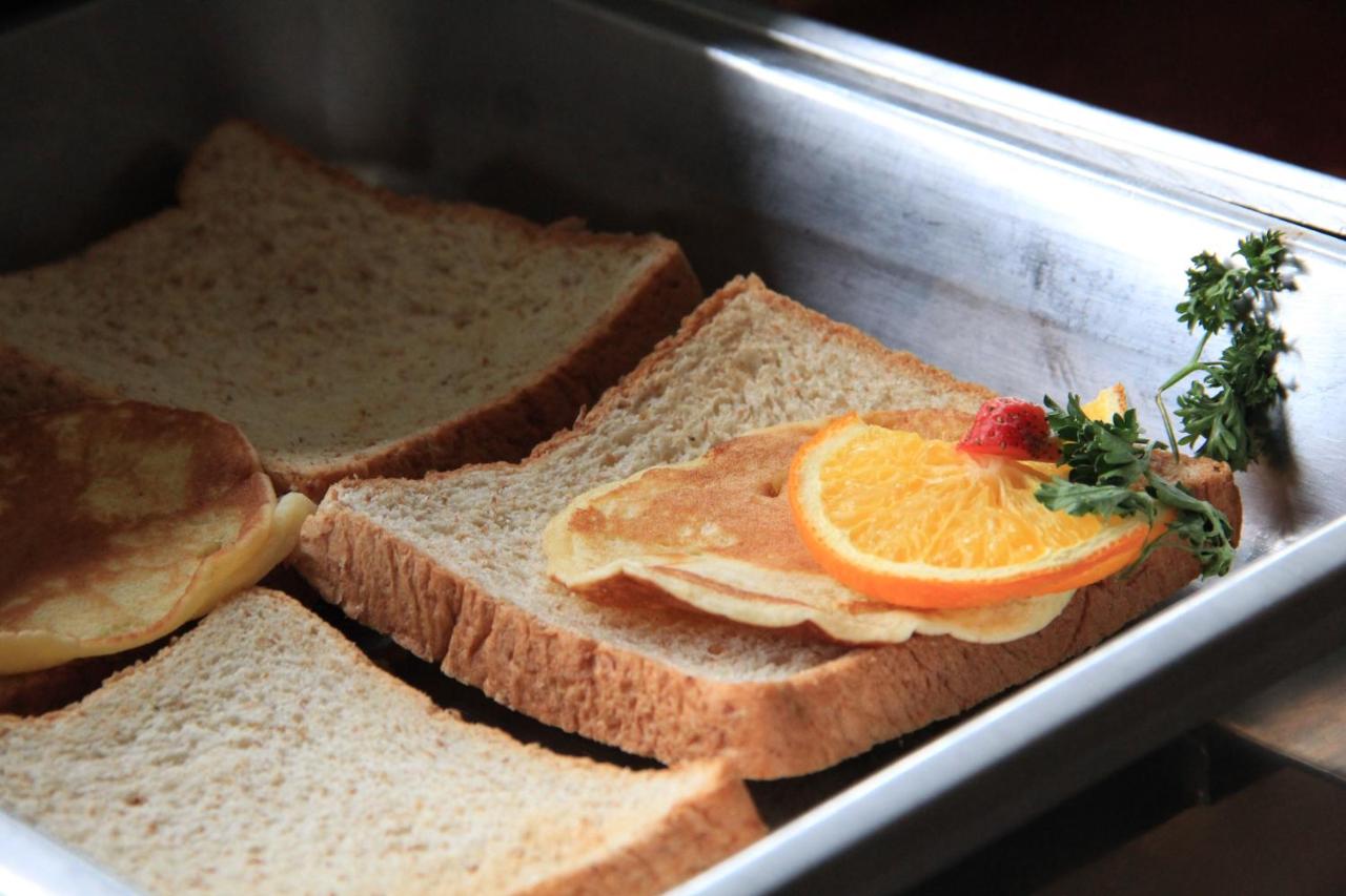 ASTON Bellevue Radio Dalam