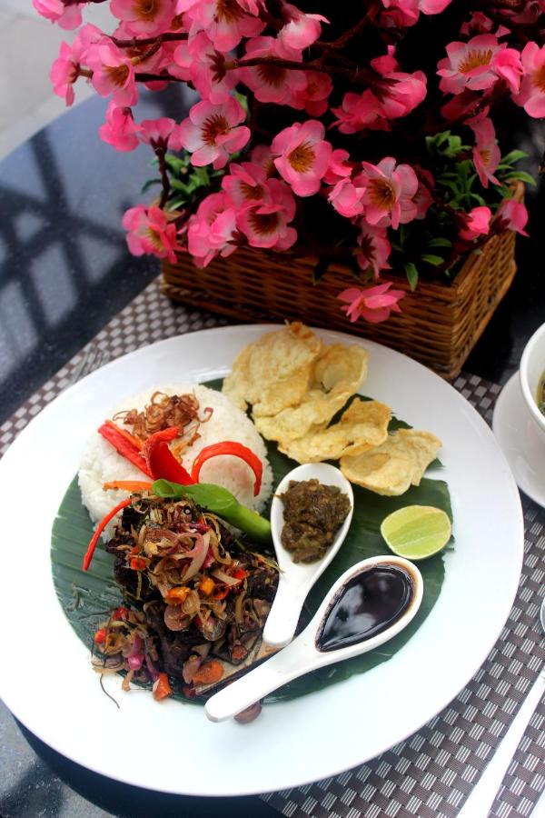 ASTON Bellevue Radio Dalam