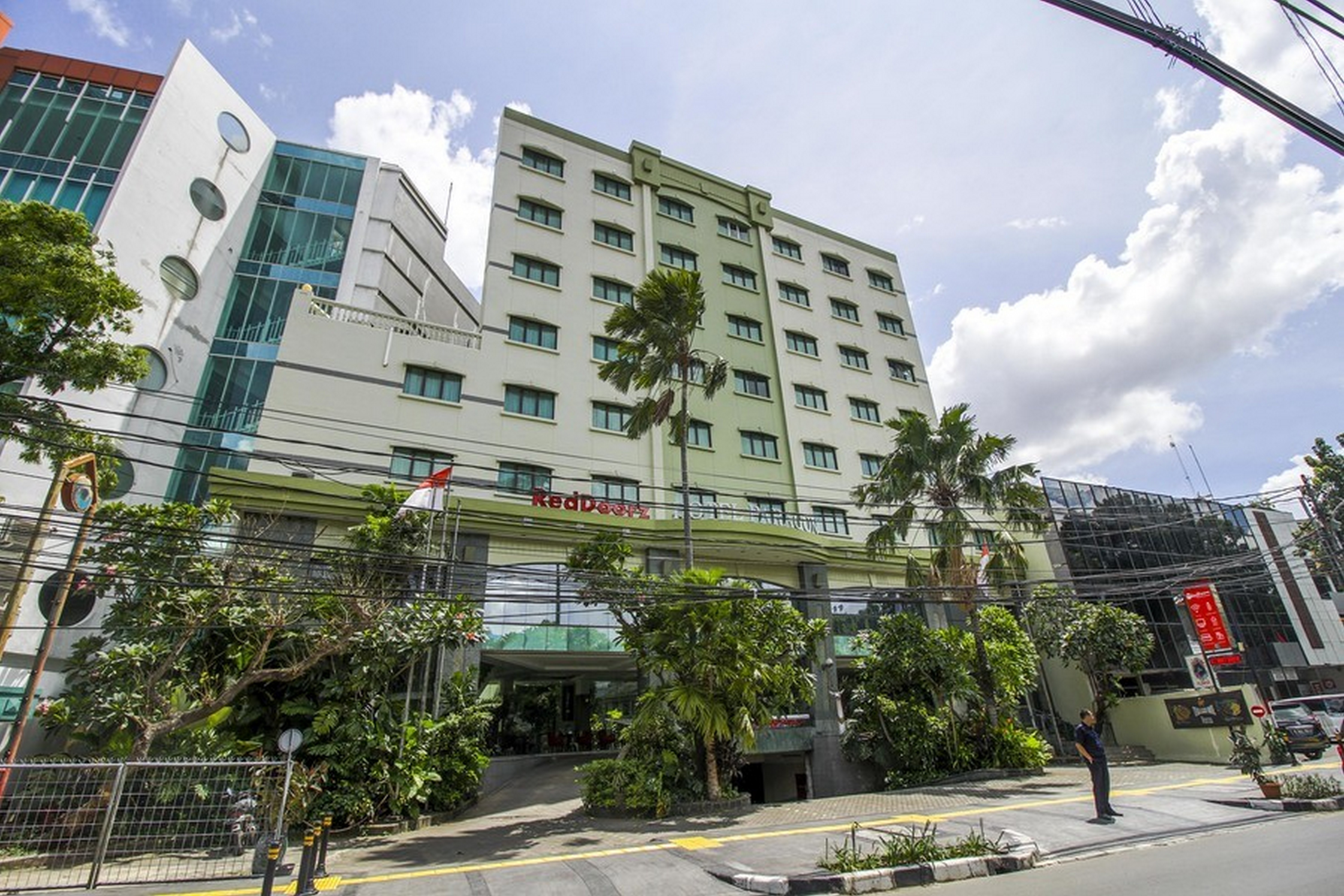 The Paragon Hotel by RedDoorz