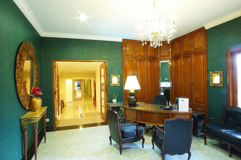 Arimbi Pejaten Suites