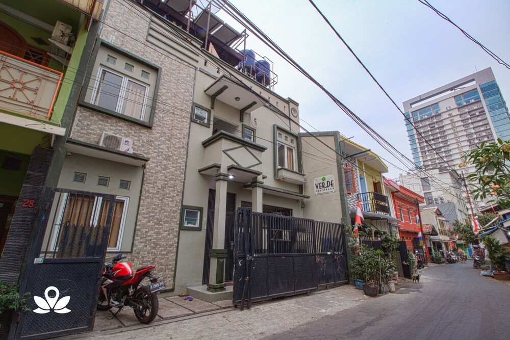 Verde Residence by ZEN Rooms