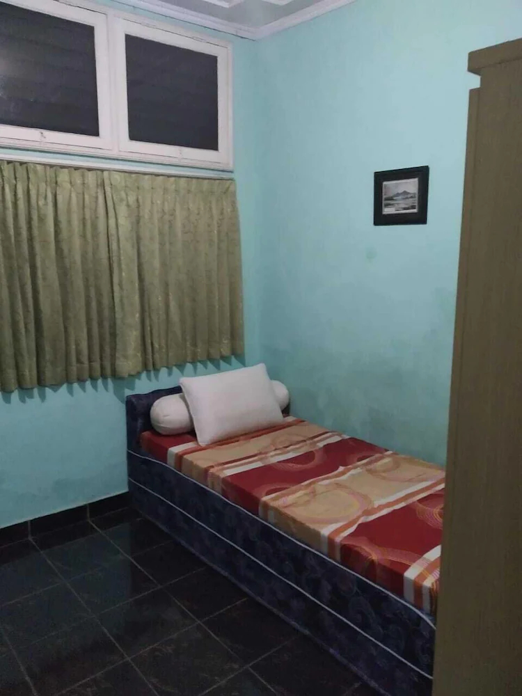 Wisma Kurnia Raharja by OYO