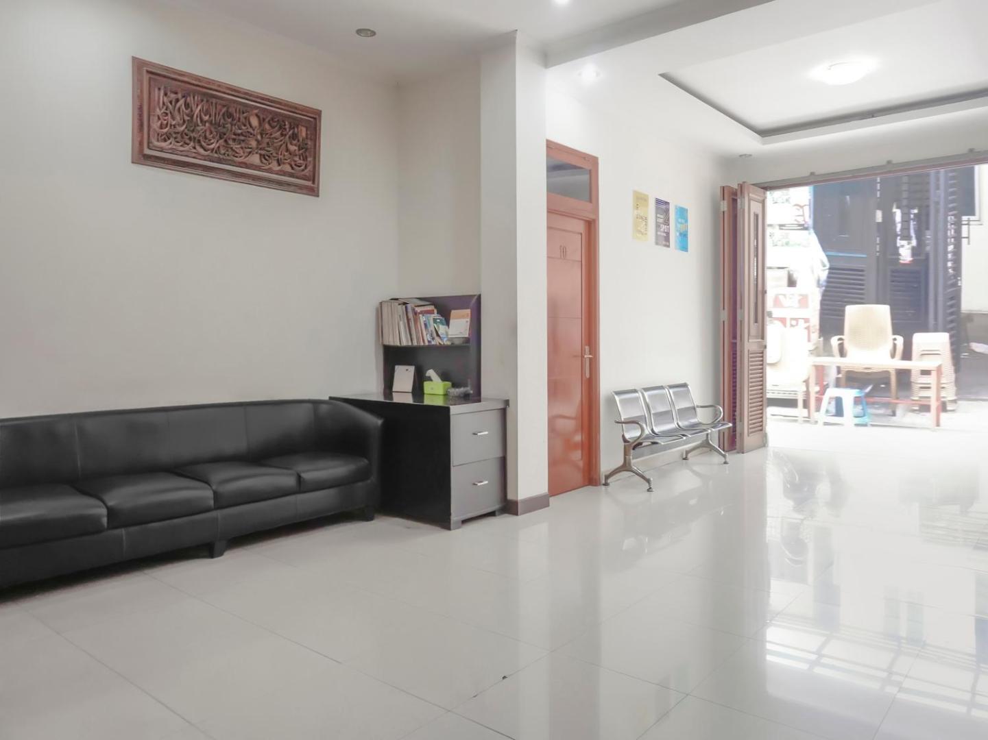 Wisma Madinah Syariah by OYO Rooms
