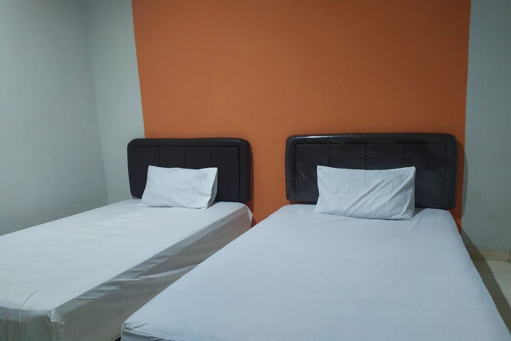 Yulia Guesthouse by OYO Rooms