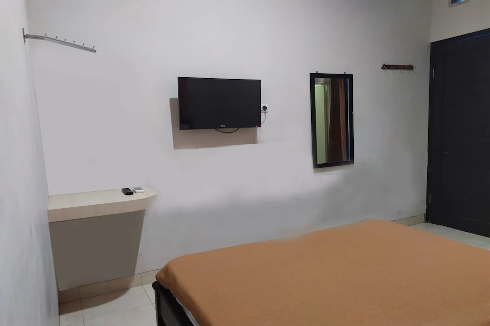 Yulia Guesthouse by OYO Rooms