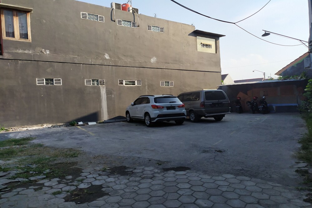 Yulia Guesthouse by OYO Rooms