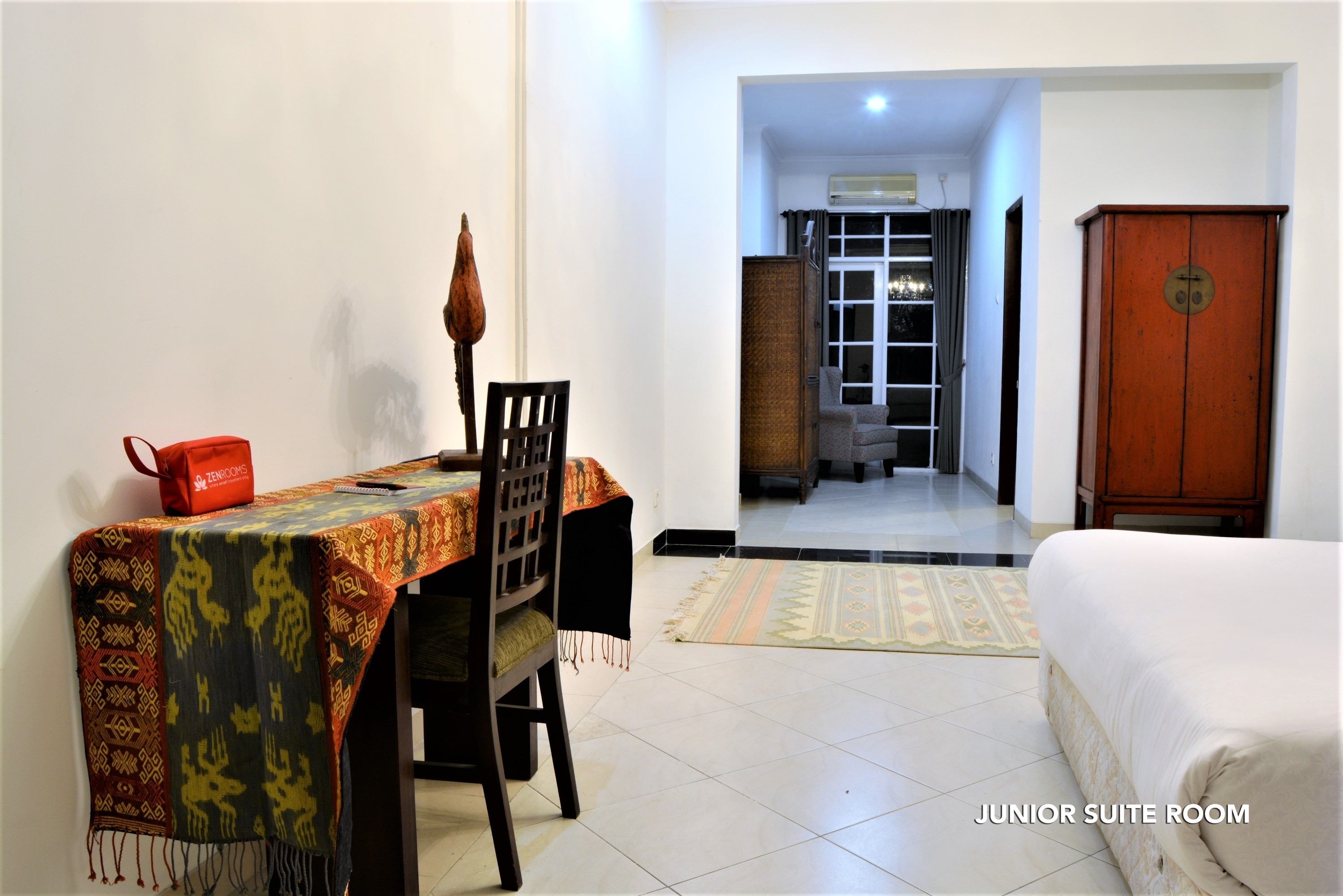 Zen Rooms Chic Home Kemang