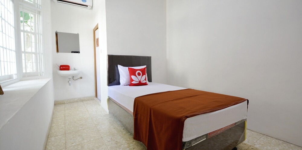 ZEN Rooms Kemang G17