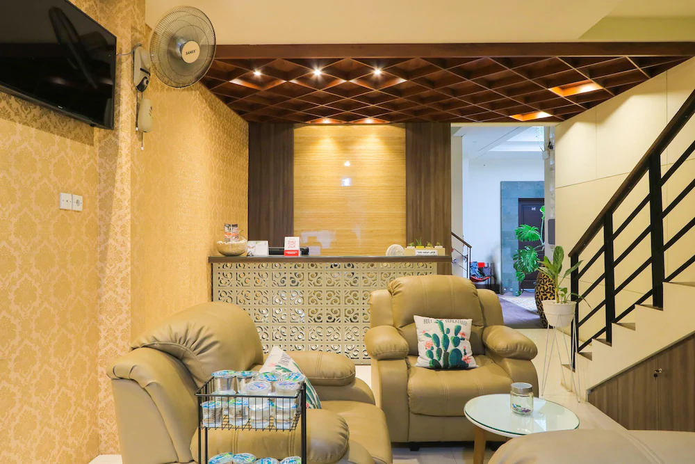 Albani's Family Residence by OYO Rooms