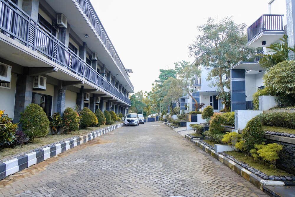 Green Hill Hotel And Convention Center by OYO Rooms