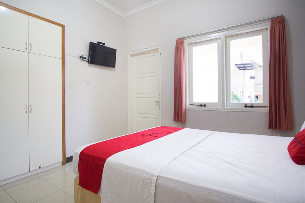 Jasmine Kayla Guest House by RedDoorz