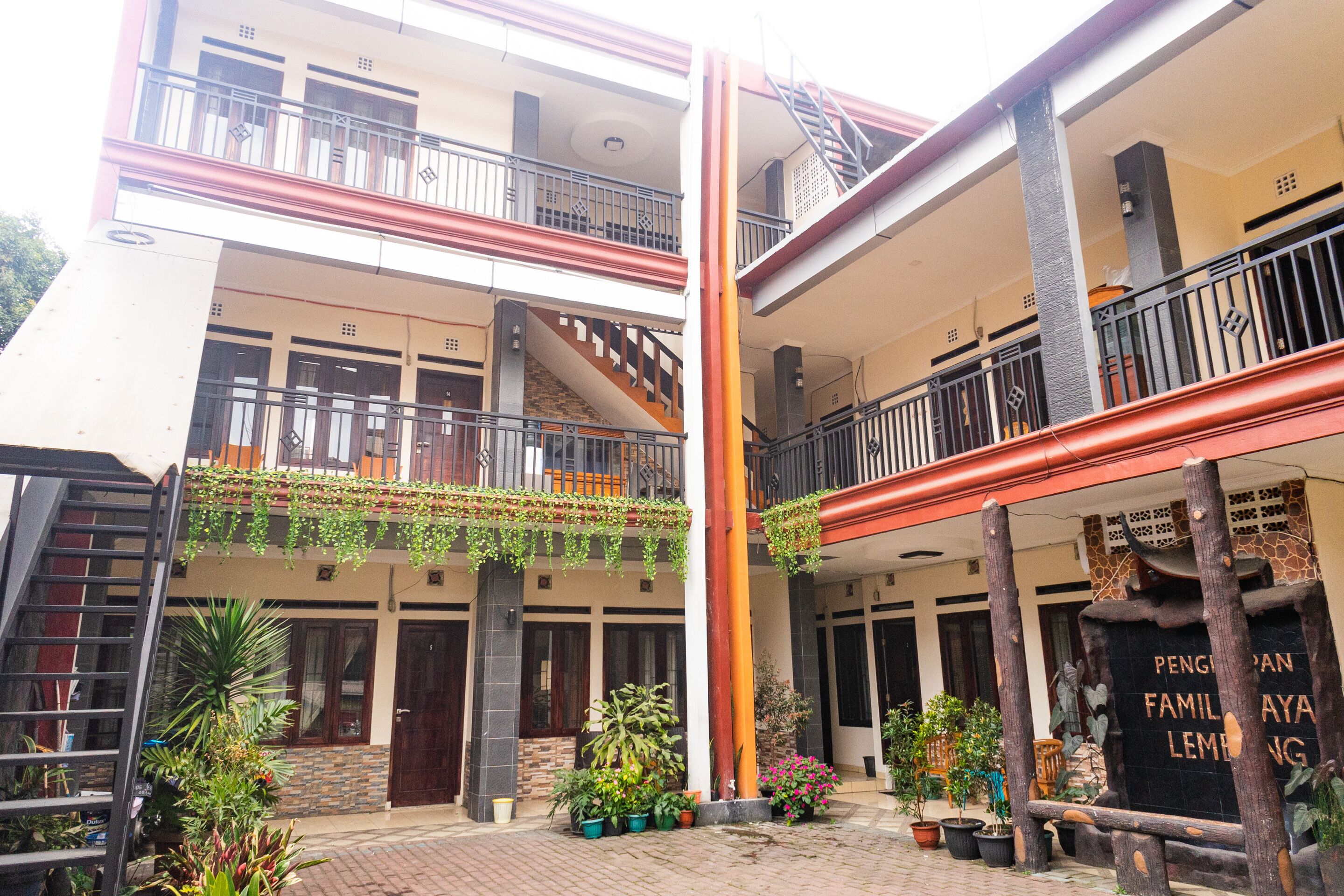 Wisma Family Raya by OYO Rooms