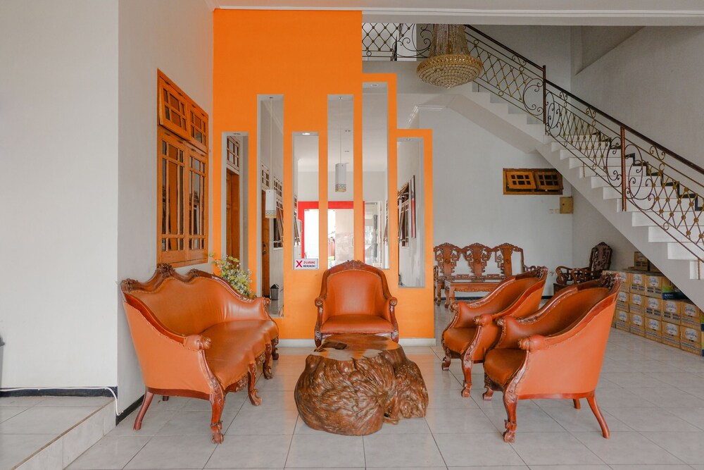 Ciliwung Family Residence by OYO Rooms