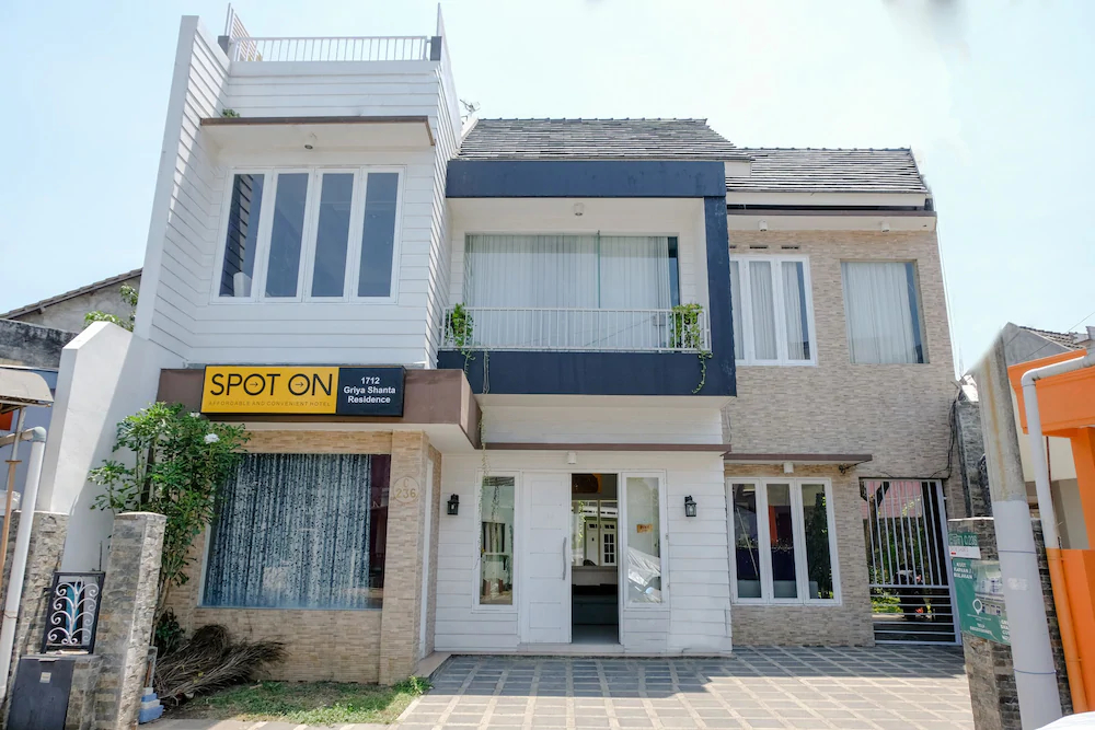 Griya Shanta Residence by OYO Rooms