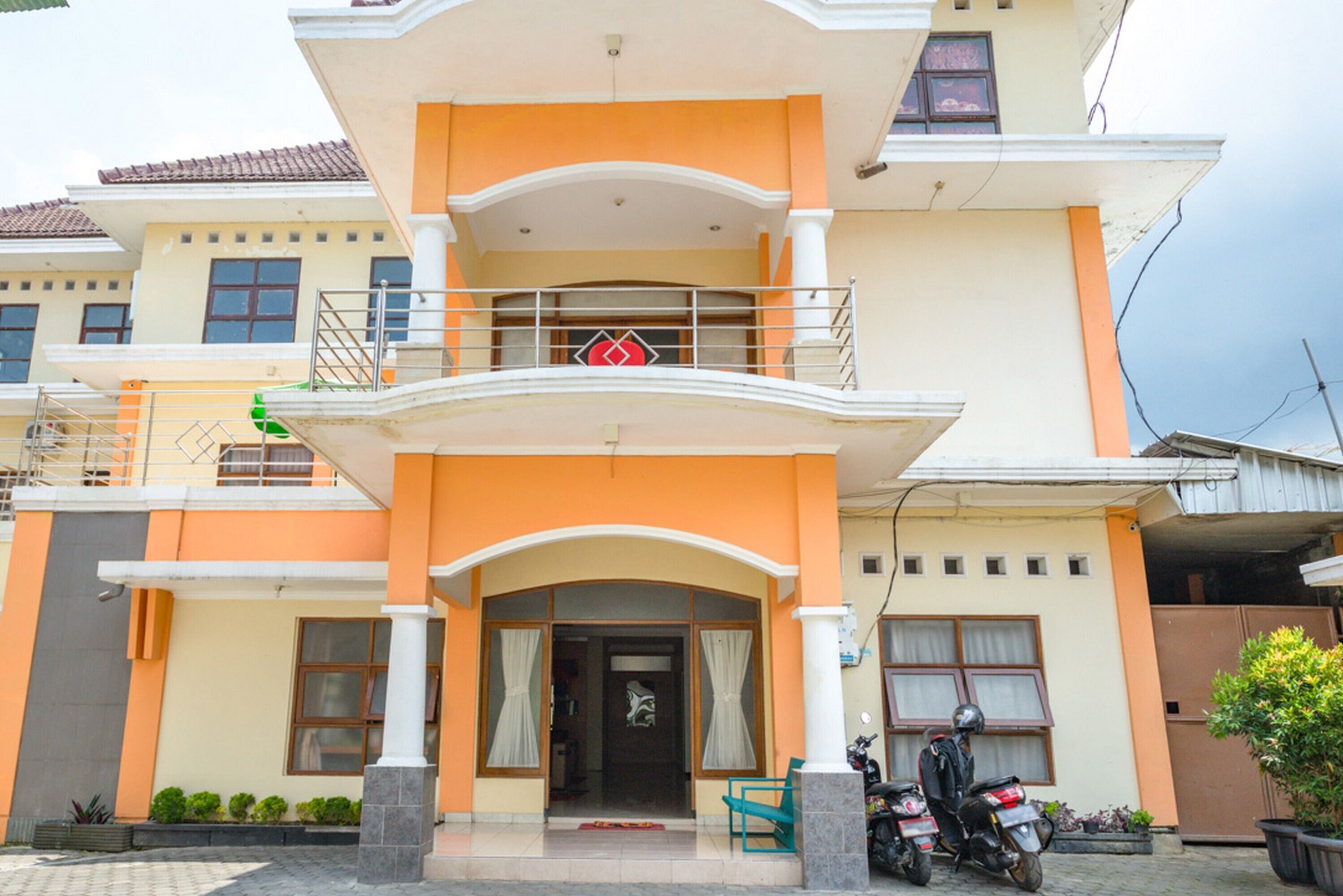 Hasanah Guest House Gajayana by Reddoorz