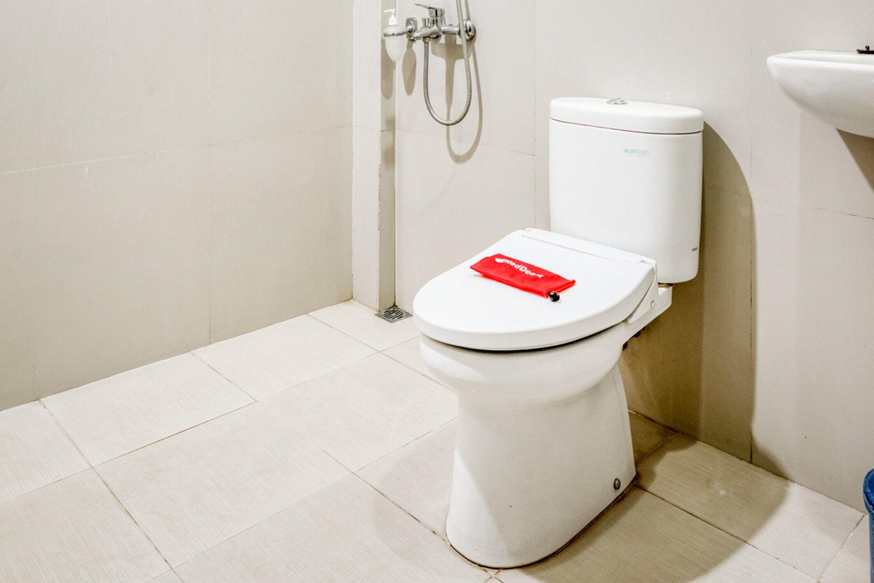 Hasanah Guest House Gajayana by Reddoorz