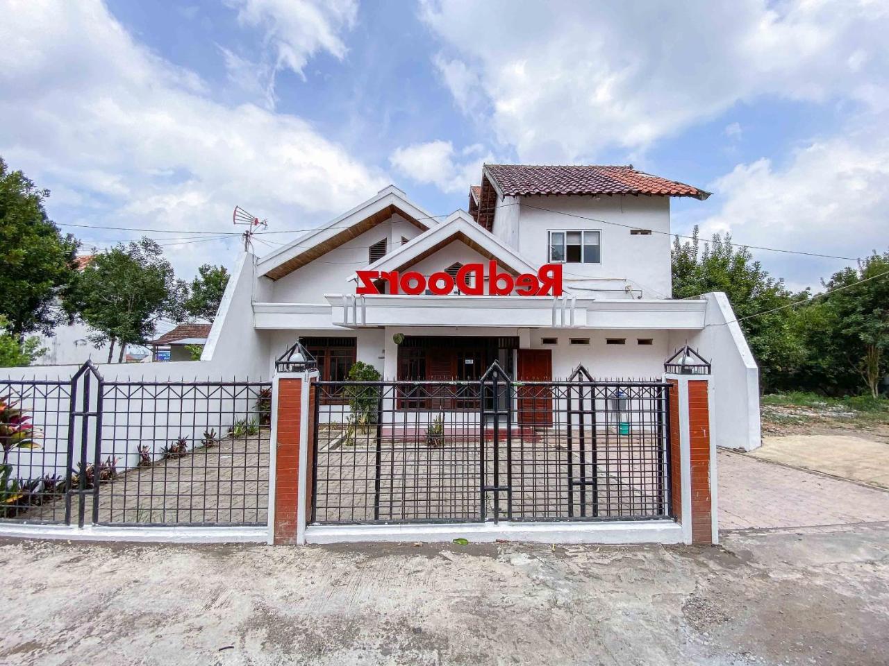 RedDoorz Near Eco Green Park Batu