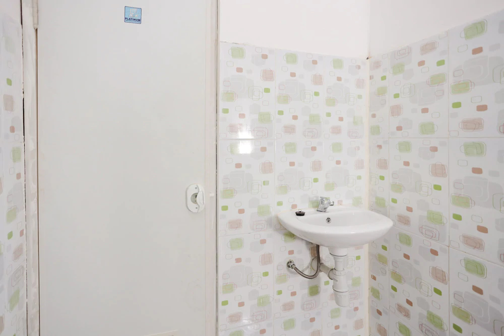 RedDoorz Near Plaza Araya 2