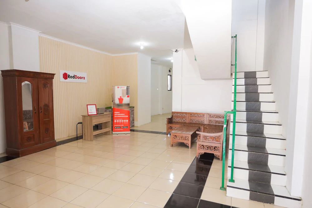 RedDoorz Near Plaza Araya 2