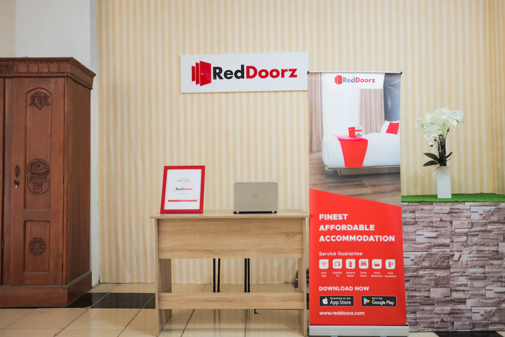 RedDoorz Near Plaza Araya 2