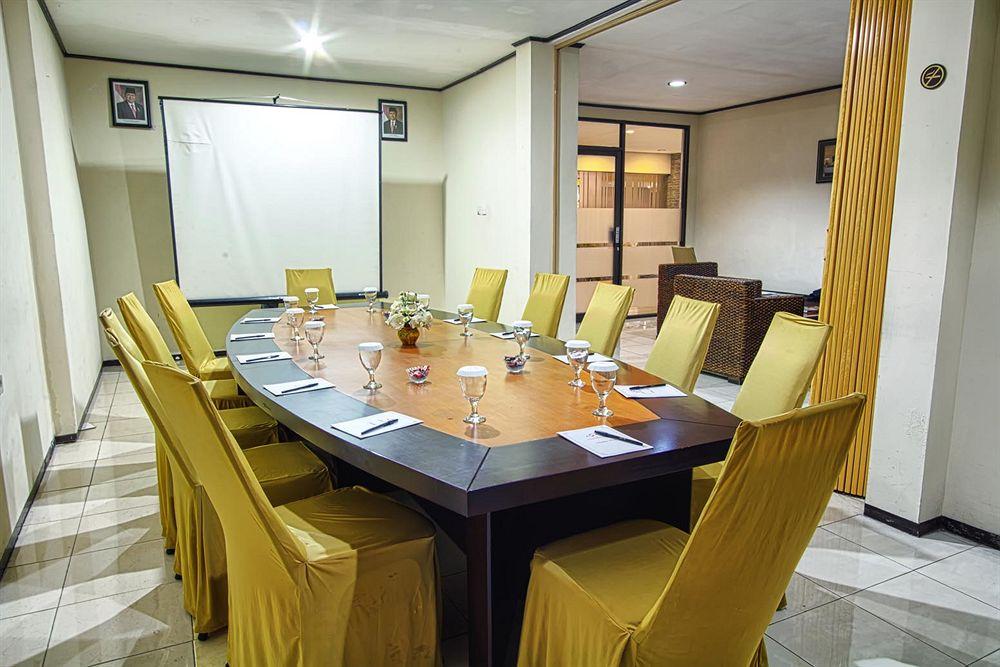 Tuwuh Hotel at Kayutangan