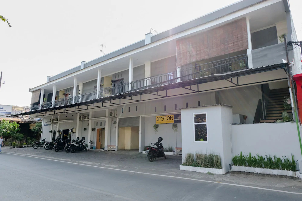 Sawojajar Inn by OYO Rooms